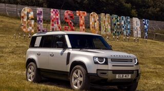 mid Groß-Gerau - Das weltberühmte Glastonbury Festival findet bis zum 25. Juni 2023 auf der Worthy Farm statt. Defender ist offizieller Fahrzeugpartner und elektrisiert das Festival.