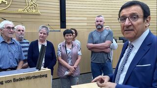 Einmal dort stehen oder sitzen, wo das Landtagspräsidium und die Regierung ihre Plätze hat: Für eine FN-Lesergruppe war das möglich; samt einem Treffen mit Vizepräsident Wolfgang Reinhart.