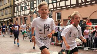 Die Innenstadt gehörte rund ums Alte Rathaus am Freitag den Teilnehmern des Nepal-Laufs einer Schülerfirma der Abt-Bessel-Realschule.