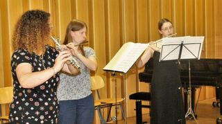 Das Querflöten-Quartett mit Alexandra Güßgen, Antonia Koke, Ann-Kathrin Schirmer und Musikschulleiterin Stefanie Helmer (links) beim Auftritt beim Abschlusskonzert der Musikschule.