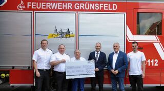 Spendenübergabe am Feuerwehrgerätehaus mit (von links) Florian Deinert, Matthias Beil, Pauli Weber (BGV-Vertrauensmann), Thomas Kollöffel, Joachim Markert und Gabriel Weber (Stadtkämmerer).