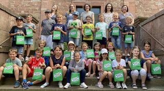 Erstkommunionfamilien der Seelsorgeeinheit Mudau spenden an die „Frühförderung Sehen“.
