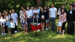 Täuflinge, Paten, Eltern und die ganze Gottesdienstgemeinde versammelten sich gemeinsam mit Pfarrer Ingolf Stromberger zum ersten großen Tauffest am Hohen Kreuz zwischen Großeicholzheim und Rittersbach.