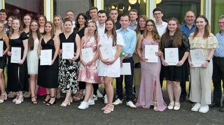 63 Absolventinnen und Absolventen der gewerblichen und kaufmännischen Berufsschule am Beruflichen Schulzentrum Wertheim (BSZ) feierten ihren Abschluss.