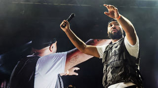 Groß, größer, OG Keemo. Der Rap-Hüne hat beim Süd Süd Fest wieder mal bewiesen, dass ihm in Sachen Rap wenige das Wasser reichen können.