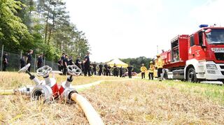 Zugehört: An verschiedenen Stationen erhielten die etwa 300 Führungskräfte von Feuerwehren aus dem Regierungsbezirk Karlsruhe Hinweise für die Brandbekämpfung in Wald und Flur. Hier lautet das Motto: „Löschen mit wenig Wasser“.