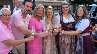 Die federführenden Initiatoren Claudia Wölpper-Murphy (links) und Daniel Schott, eröffneten gemeinsam mit (von links) Bürgermeisterin Anette Schmidt, der Taubertaler Weinkönigin Christina Wille, den Külsheimer Weinhoheiten Marie Grein und Annabel Füger das erste Rosé-Wein-Festival.