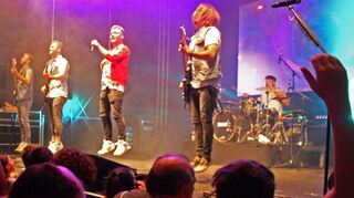 Die Füße in die Luft: Die Band „Shark“ brachte die Menge in Bewegung – und natürlich in Stimmung.
