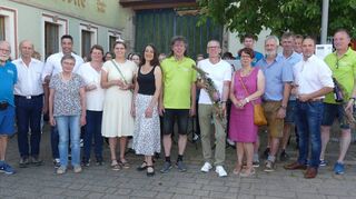 Eine geballte Ladung Engagement für dieses außergewöhnliche Event: Neben den Kellerbesitzern, Sponsoren und Akteuren der nimmermüde Antriebsmotor des Events, Paul Mayser (links), Bürgermeister Nick Schuppert (Dritter von links), Weinkönigin Karina Eckard (Sechste von links) und Ortsvorsteher Martin Rüttler (Zweiter von rechts).