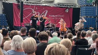 Mit den „NouWell Cousines“ eroberte die dritte Generation der Familie Well beim Mozartfest mit Spielfreude und Humor die Herzen der Würzburger.