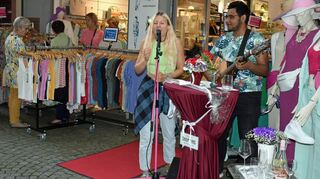 Julia Brümmer und Manuel Harter spielten während der „Ladies Night“ an verschiedenen Orten und sorgten beim Einkaufen musikalisch für eine gute Stimmung.