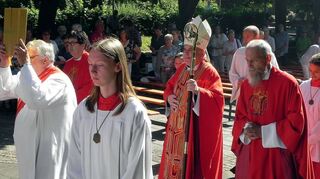 Abt Filip Zdenék Lobkowicz OPrem aus Stift Tepl (mit dem Stab) nahm als Hauptzelebrant an der Eucharistiefeier des vierten Wallfahrtssonntags auf dem Wallfahrtsplatz in Walldürn teil.