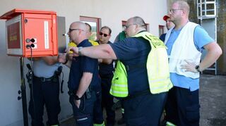 Gemeinsam mit den Experten der Task Force „Vegetationsbrand“ bespricht das Team der Einsatzleitung, wie die Feuerwehrleute vor Ort weiter vorgehen.