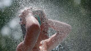 Ein Badegast steht im Waldhofbad in Wernigerode unter einer Dusche. Die Temperaturen stiegen am Wochenende in den mittleren zweistelligen Bereich an. Für Montag sind Temperaturen von über 27 Grad angekündigt. +++ dpa-Bildfunk +++