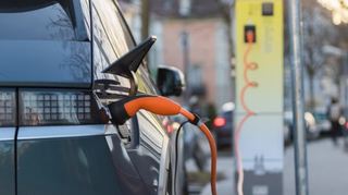 mid Groß-Gerau - Die Begrenzung der Parkdauer an E-Ladesäulen ist je nach Anbieter verschieden geregelt.