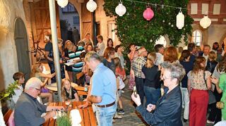 Ein lauer Sommerabend mit Stargast: Ungezwungen konnte das Publikum im Hof des Romschlössles weiterfeiern, während Nemec signierte.