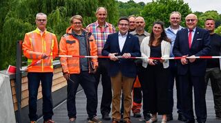 Über die Fertigstellung und Verkehrsfreigabe des neuen Johannisstegs im Kurpark von Bad Mergentheim freuen sich auch Landrat Christoph Schauder, Christiane Feil vom Regierungspräsidium Stuttgart sowie OB Udo Glatthaar.