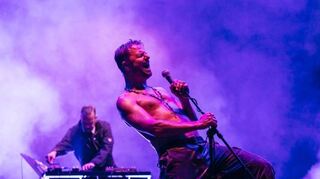 Lyrische Ekstase gab es inklusive beim „Schiller Balladen Rave“ mit Philipp Hochmair und seiner Band Die Elektrohand Gottes.