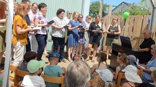 Der Kindergarten-Projektchor des Gesangvereins Sängerbund Hirschlanden unter Leitung von Bezirkskantor Hyun Soo Park begeisterte beim Festakt zur Einweihung des neuen Ziegengeländes mit wunderschönen Liedern.