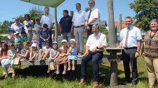 Ein Freudentag für Hirschlanden. Bei der Einweihung des neuen Ziegen- und Spielgeländes des Kindergartens unter dem Regenbogen waren neben den Kindern und dem Erzieherinnen-Team um Monika Baumann zahlreiche Ehrengäste dabei. Von rechts sind zu sehen Projekt-Initiatorin Jennifer Moser, Landrat Dr. Achim Brötel, Bürgermeister Ralph Matousek, Dekan Rüdiger Krauth, Minister Peter Hauk, Michael Müller und Ortsvorsteher Martin Herrmann.