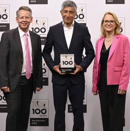 Verleihung des „Top 100“-Siegels an die Wertheimer Firma Pink: Das Bild zeigt (von links) Christoph Oetzel, Leiter Entwicklung, Ranga Yogeshwar und die geschäftsführende Gesellschafterin Andrea Pink.