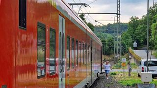 Die Lokführer müssen an jedem Bahnübergang – hier jener in Grünsfeld – „schlüsseln“, damit die Schranken wieder nach oben gehen. Danach erfolgt ein lauter und schriller Signalton, bevor die Fahrt – teils mit Verspätung von zehn Minuten und mehr – fortgesetzt wird.