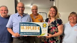 Lidl-Kunden spendeten 18 391 Euro ihres Pfandgeldes. Die Scheckübergabe an die Tafeln Bad Mergentheim und Wertheim erfolgte kürzlich. Hierfür wurden Kühlzellen fürs Tafellager angeschafft.