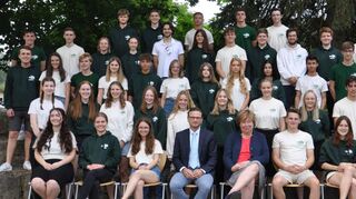 Die 47 erfolgreichen Schüler und -innen des Matthias-Grünewald-Gymnasiums haben das Abitur in der Tasche.