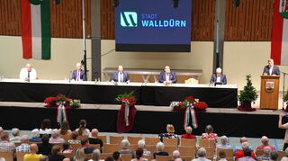 Die Vorstellung der Bürgermeisterkandidaten in Walldürn hat begonnen. Etwa 900 Zuschauer sind gekommen
