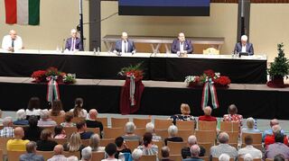 Johann Martel, Markus Günther und Meikel Dörr (von links) haben sich auf das Amt des Bürgermeisters beworben. Am Dienstagabend stellten sie sich in der Nibelungenhalle den Walldürnern vor.