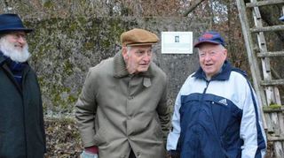 Eine Gedenktafel wurde Ende 2018 an der Hinrichtungsstätte bei Honsbronn angebracht: Im Bild (von links) der Historiker Hartwig Behr, der im Januar verstorbene Honsbronner Hans Kreuser und Heinz Paczkowski, Sohn des Ermordeten Galus.