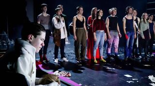 Rauft sich Schiller (links Jona Gaensslen) hier die Haare oder nur die Perücke? Die Berliner Räuberbande von Joanna Praml und Dorle Trachternach setzt nämlich frontal auf Gegenwart.