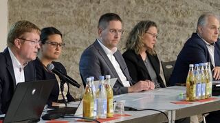 Anregiomed-Vorstand Dr. Gerhard Sontheimer (links) erläuterte die Schließungsgründe der Geburtshilfe-Abteilung. Neben ihm die kaufmännische Direktorin Amelie Becher, Landrat und Verwaltungsratsvorsitzender Dr. Jürgen Ludwig, die Rothenburger Verwaltungsrätin Gabriele Müllender und Stellvertreter Johannes Schneider.