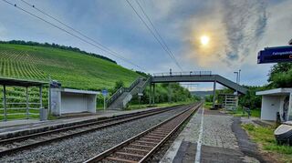 Der Bahnhalt in Gerlachsheim ist in die Jahre gekommen und barrierefrei nicht zu erreichen. Für bis zu 6,5 Millionen Euro soll er einige hundert Meter „nach hinten“ gerückt und im kommenden Jahr komplett neu errichtet werden.