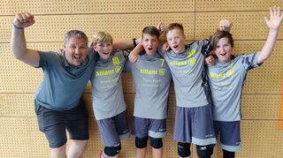 Die Siegermannschaft des Schulverbunds Creglingen beim Regierungspräsidiums-Finale Volleyball in Stuttgart (von links): Betreuer Frank Johne, Laurens Johne, Marc Kellermann, Julian Appel und Ben Kade.