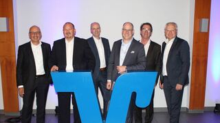 Künftig gemeinsam unterwegs (von links): Marco Garcia, Vorstand Volksbank eG Mosbach; Dirk Schlenker, Vorstand Volksbank Main-Tauber eG; Holger Gesele, Vorstand Raiffeisenbank Eichenbühl und Umgebung eG; Holger Engelhardt, Vorstandsvorsitzender Volksbank eG Mosbach; Thomas Reinhardt, Vorstandsvorsitzender Raiffeisenbak Eichenbühl und Umgebung eG und Michael Schneider, Vorstandsvorsitzender Volksbank Main-Tauber eG.