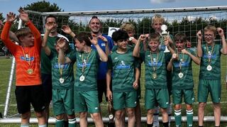 Bei den 28. Hundheimer-Fußball-Jugendtagen auf dem Sportgelände des FC Hundheim/Steinbach gewann die Mannschaft der JSG Külsheim bei den D-Junioren (linkes Bild), das Team der JSG Hainstadt/Hettingernbeuern/Walldürn (rechtes Bild) siegte bei den C-Junioren gegen den TSV Höpfingen.