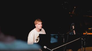 Der junge Hamburger Pianist Levi Schechtmann mischt Klassik mit HipHop und Pop.