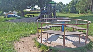 Der Spielplatz Rauenberg wurde mit neuen Spielgeräten aufgewertet. Bürgerinnen und Bürger wünschen, dass die erhaltenen alten Spielgeräte wie das Karussell einen neuen Anstrich bekommen. Helfer dafür sind willkommen.