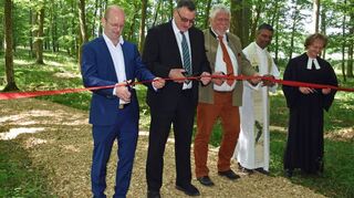 Rothenburgs OB Dr. Markus Naser, Creglingens Bürgermeister Uwe Hehn, Ruheforst-GmbH-Geschäftsführer Jost Arnold, Pfarrer Arulraj Antony und Pfarrer Tilmann Staak (von links) durchschnitten am Donnerstag das Band zur Erweiterung des Ruheforstes Landhege bei Oberrimbach.