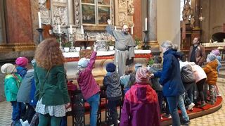Bei einer Aktion der Pfarrgemeinde erkundeten rund 100 Vorschulkinder die Basilika und das Pfarrheim.