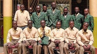 <p>Schüler und Lehrer in Polizeiuniform: Polizisten der Region spendeten ihre alte Dienstkleidung für ein Hilfsprojekt in Uganda.</p>