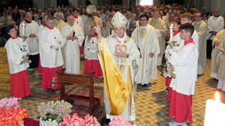 Erzbischof Dr. em. Schick segnete nach dem Pontifikalamt in der Wallfahrtsbasilika die Rosen.