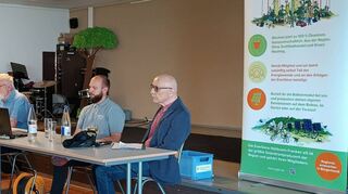 In der Tauberhalle in Werbach klärte die EnerGeno Heilbronn-Franken über den geplanten Bürgersolarpark „Kümmelberg“ in Wenkheim auf. Unser Bild zeigt (von links) Albrecht Rudolf, Werbach, Georg Dukiewicz, Lukas Bühler (EnerGeno) und Hartmut Kappes, Wenkheim.
