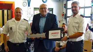 Übergabe des Schlüssels des neuen Feuerwehrfahrzeugs: Unser Bild zeigt (von links) Abteilungskommandant Christian Hübel, Külsheims Bürgermeister Thomas Schreglmann, Stadtkommandant Daniel Reinhart.