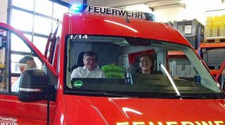 Blick aus dem neuen Mehrzweckfahrzeug heraus – (von links) Pater Joachim Seraphin, Pfarrerin Heike Kuhn
