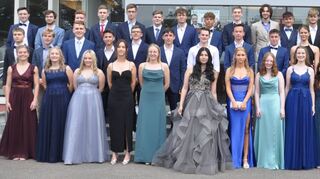 Die Abiturienten des Matthias-Grünewald-Gymnasiums mit Scheffelpreisträgerin Lisa Neidhart (rechts, im gelben Kleid).