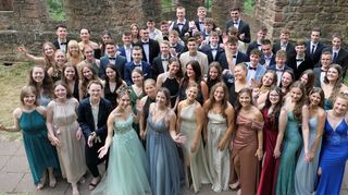 Abi DBG: 60 Abiturienten des Dietrich-Bonhoeffer-Gymnasium konnten in einer schönen und emotionalen Feier auf der Wertheimer Burg ihre Zeugnisse entgegennehmen.
