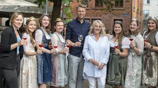Wertheims Oberbürgermeister Markus Herrera Torrez und die Geschäftsführerin der Tourismus Wertheim GmbH (Bildmitte) sowie ihre Mitarbeiterin Belinda Baumgart (links) eröffneten mit den Weinhoheiten das Weinfest „Schöpple“.