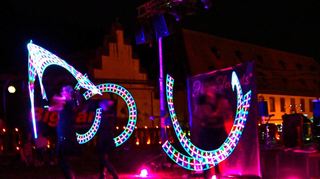 Lichtshow und Musik luden ins Kloster Bronnbach. Höhepunkt des Abends war die Aufführung von „Fairy elements“. Drei Frauen zauberten mit ihren wirbelnden LED-Bändern und -stäben eine besondere Atmosphäre.
